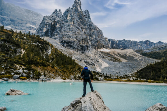 majestic landscape dolomites lake sorapis with colorful larches high mountains wonderful hiking nature scenery dolomite italy near cortina d ampezzo (1)