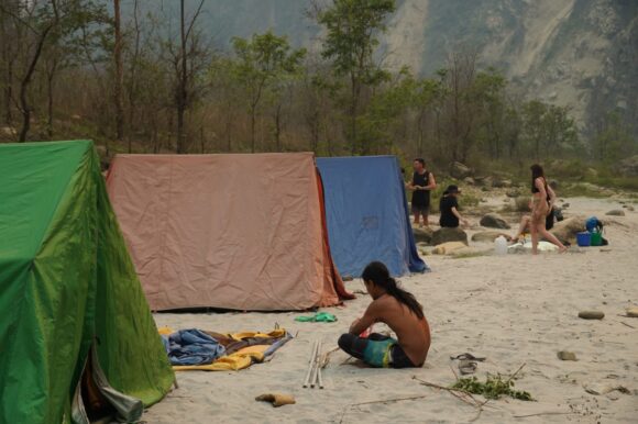 Kamp na obali rijeke rafting