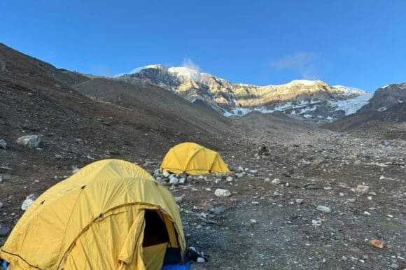 Visinski kamp na 5300 m prema Chulu Far East