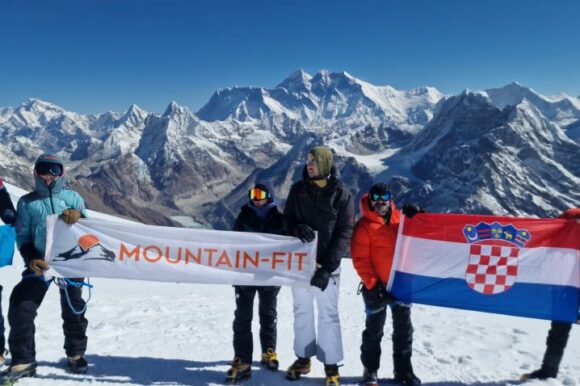 Na Mera peak sa Everestom u pozadini